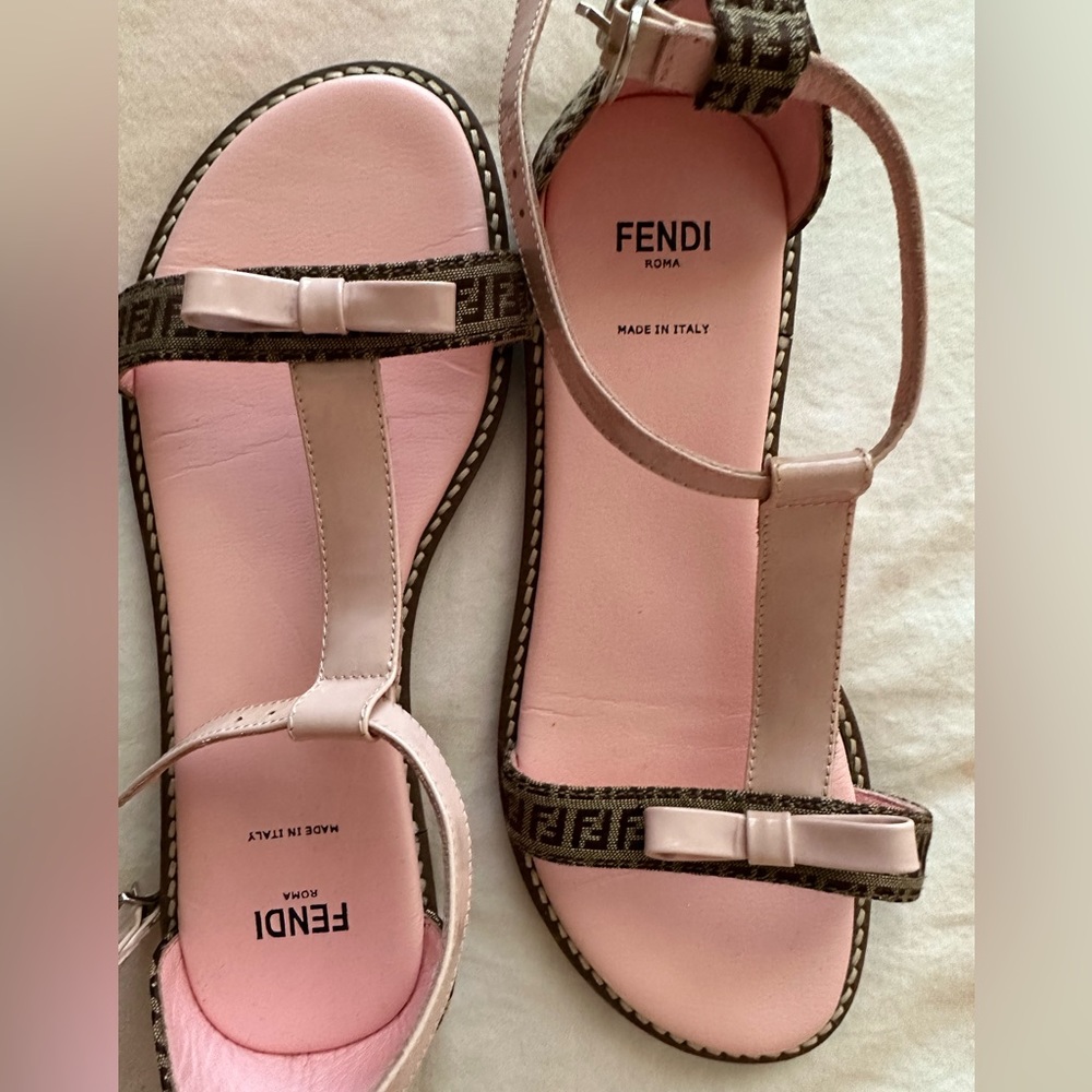 Fendi girls sandals size 35 EUR = 3.5 US kids